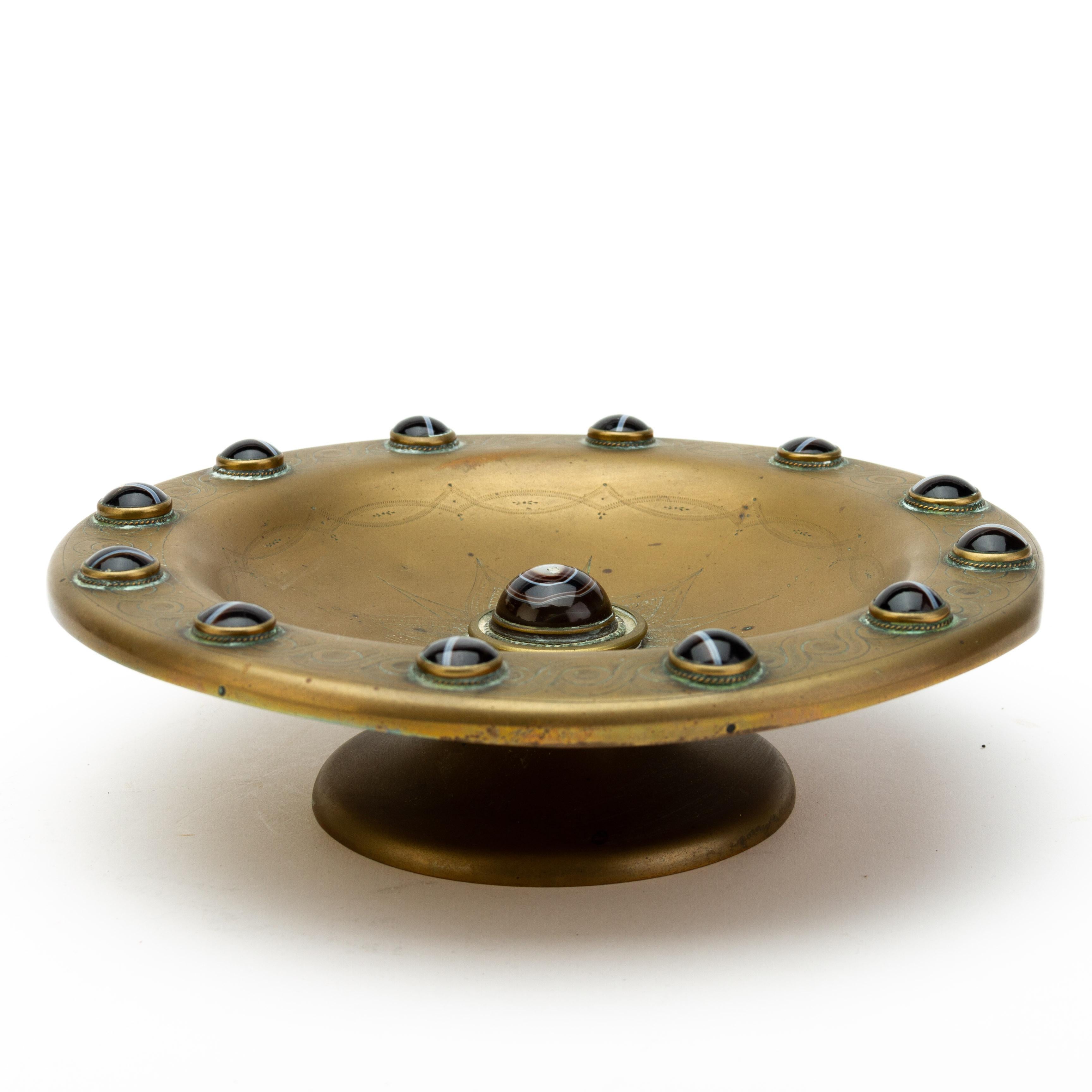 Engraved Brass Tazza Inlaid with Banded Agate Late 19th Century  For Sale 5