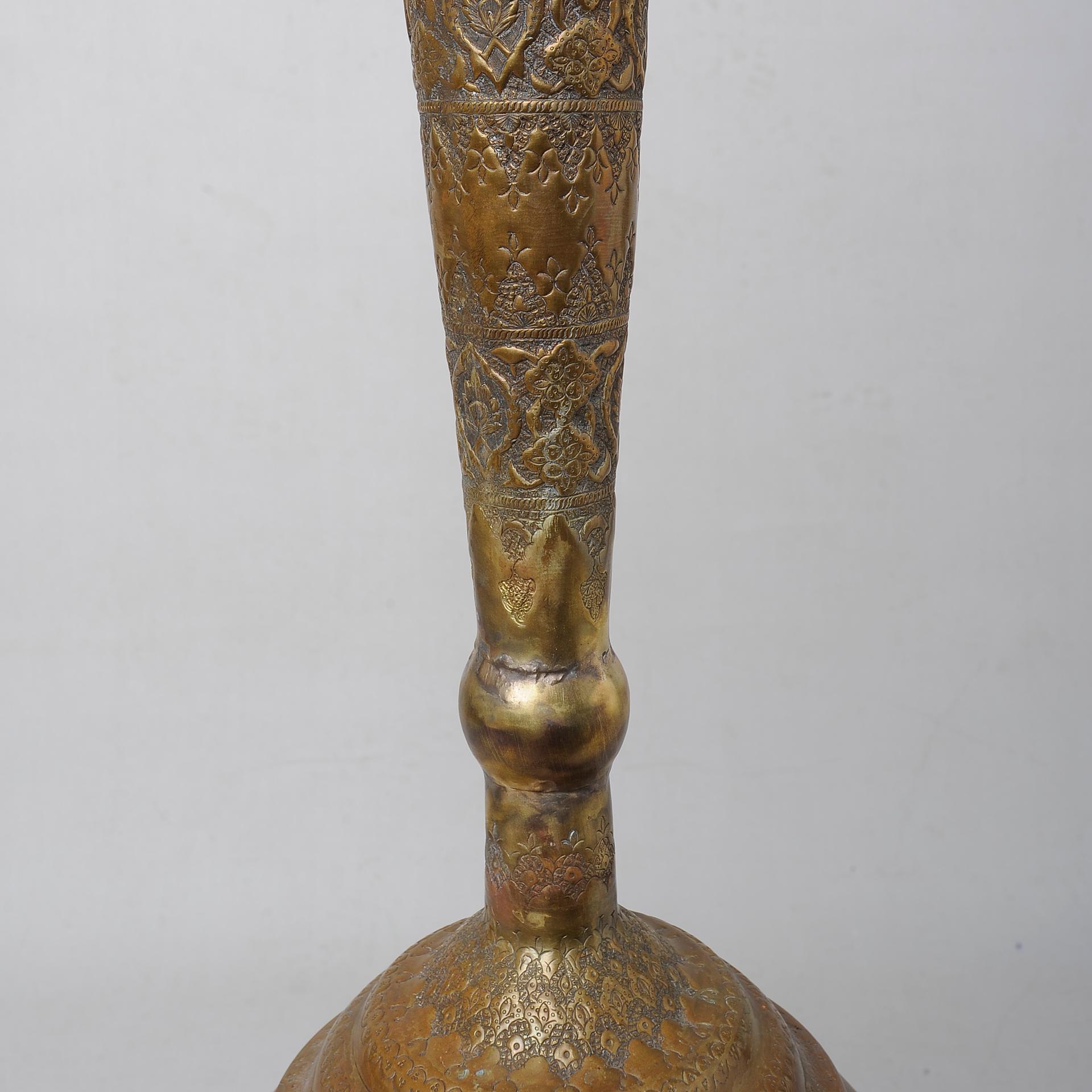 Vase aus Messing mit Gravur im Angebot 3