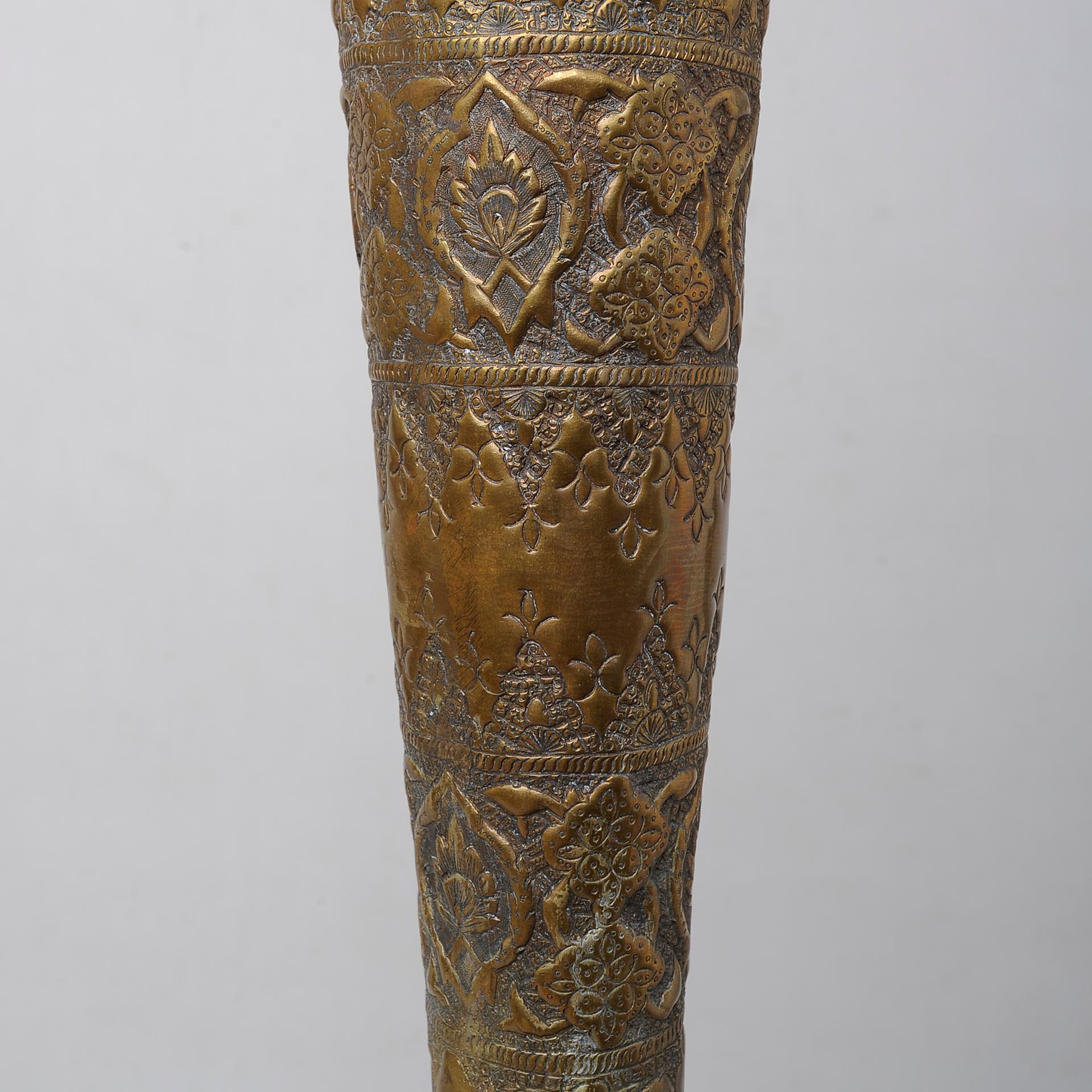 Vase aus Messing mit Gravur im Angebot 4