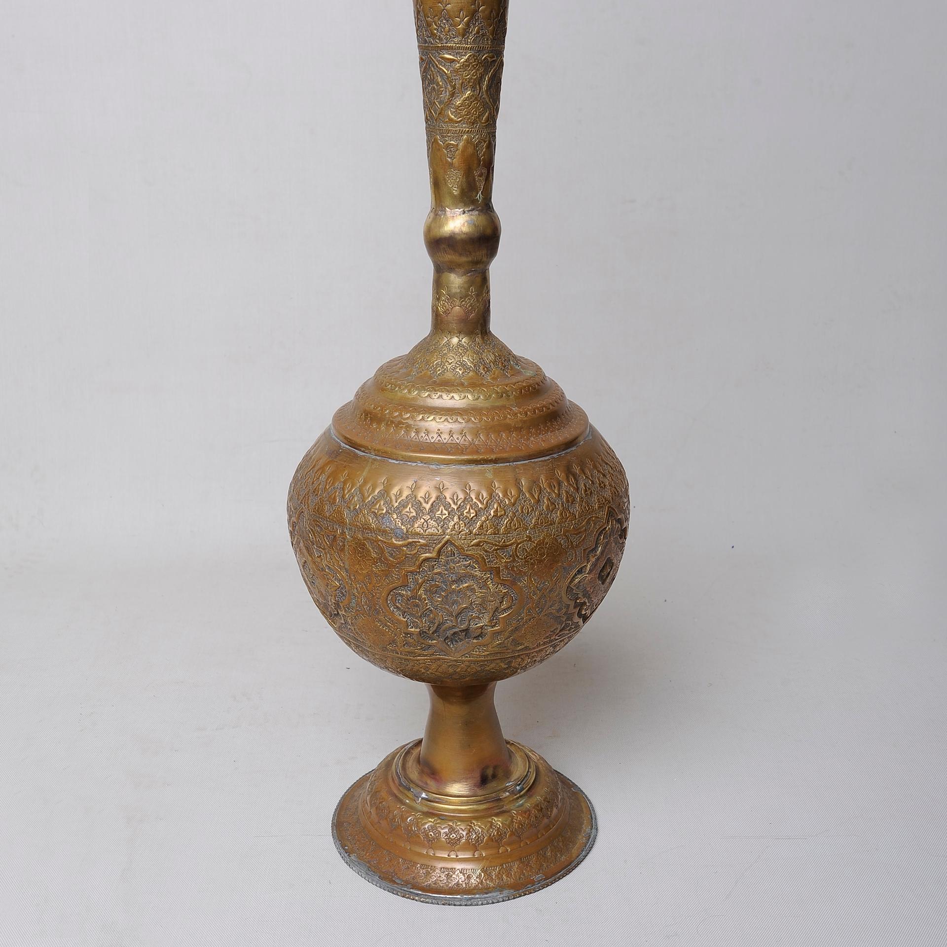 Old Moorish or Syrian style brass with fine designs. It was transformed in a table lamp, but it's so nice like that, without anything else.
Leaning on a landing: it's perfect.