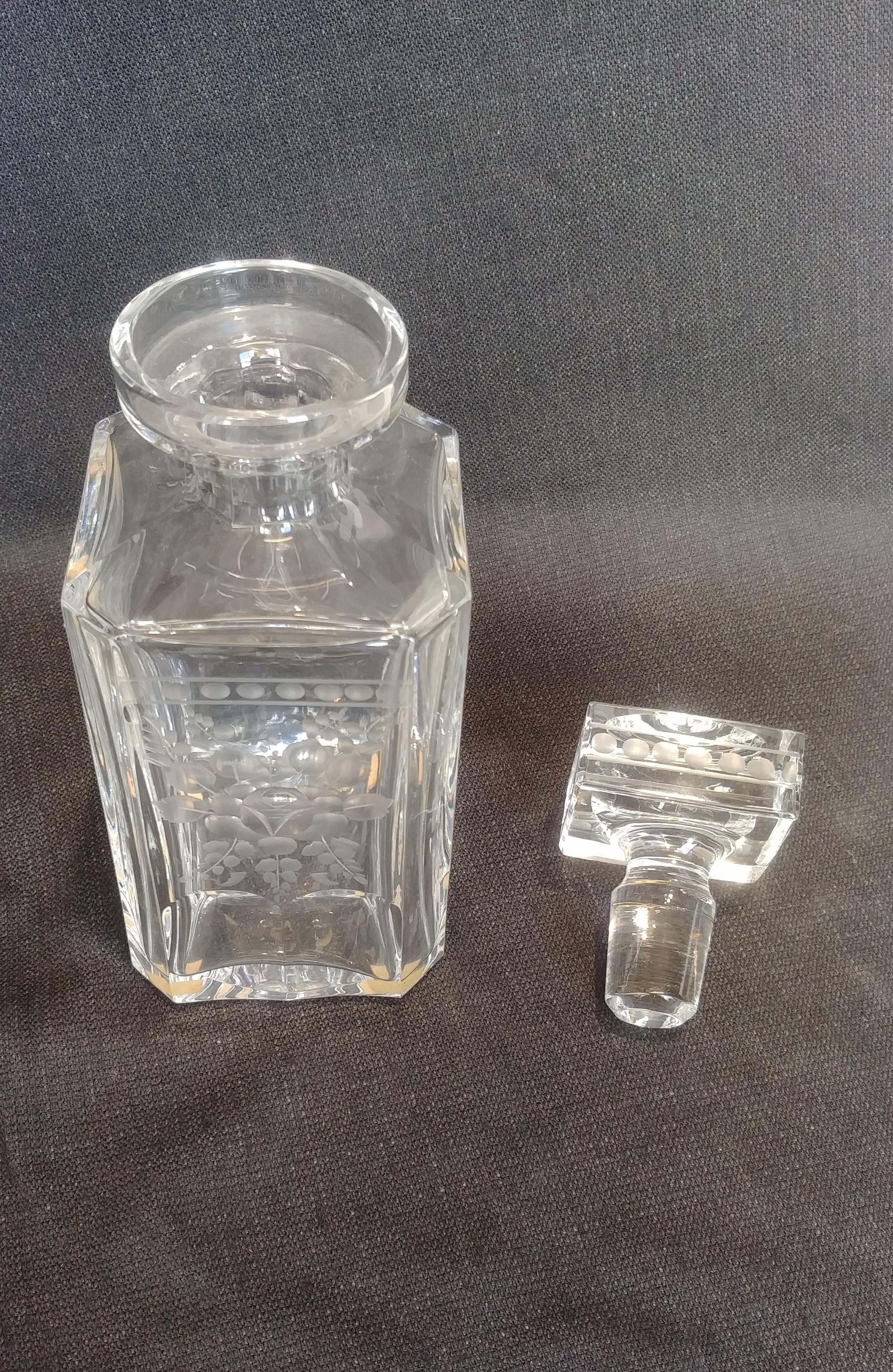 Square bottle for Bavarian liqueurs (Germany) made in the 1950s.
Lead crystal bottle (24% PbO) of high thickness hand-engraved with floral motifs and pods on all sides and complete with cork.
This crystal is characterized by the fact that it