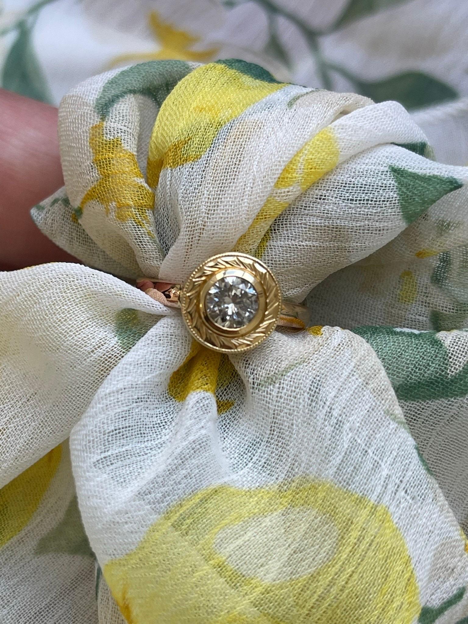 Engraved by hand engagement ring 18KT gold bezel ring scrolls engraved ring For Sale 1
