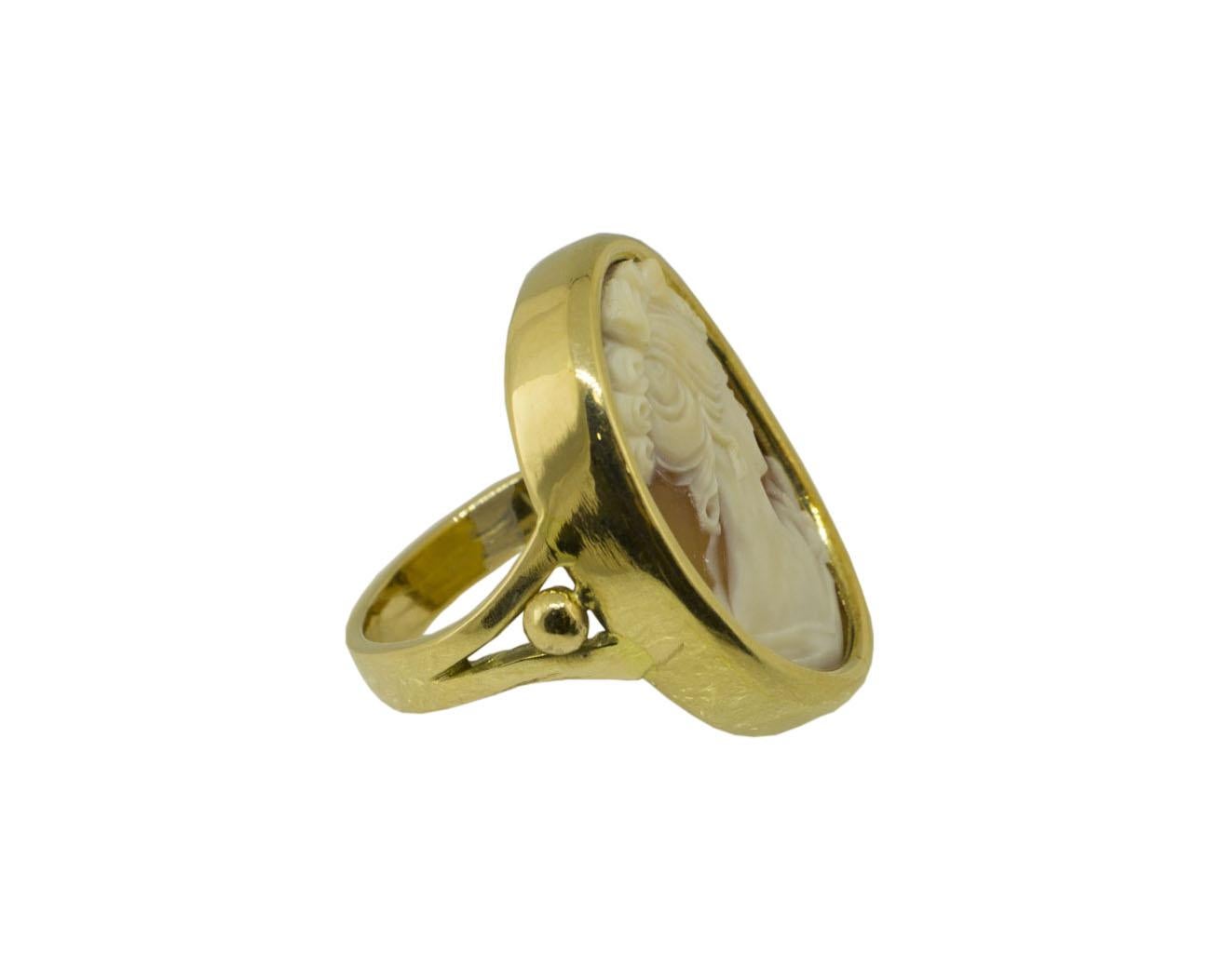 Retro Engraved Cameo 18 kt Yellow Gold Ring
