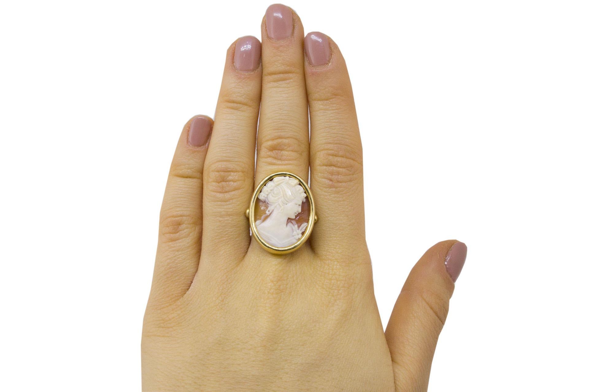 Engraved Cameo 18 kt Yellow Gold Ring 1
