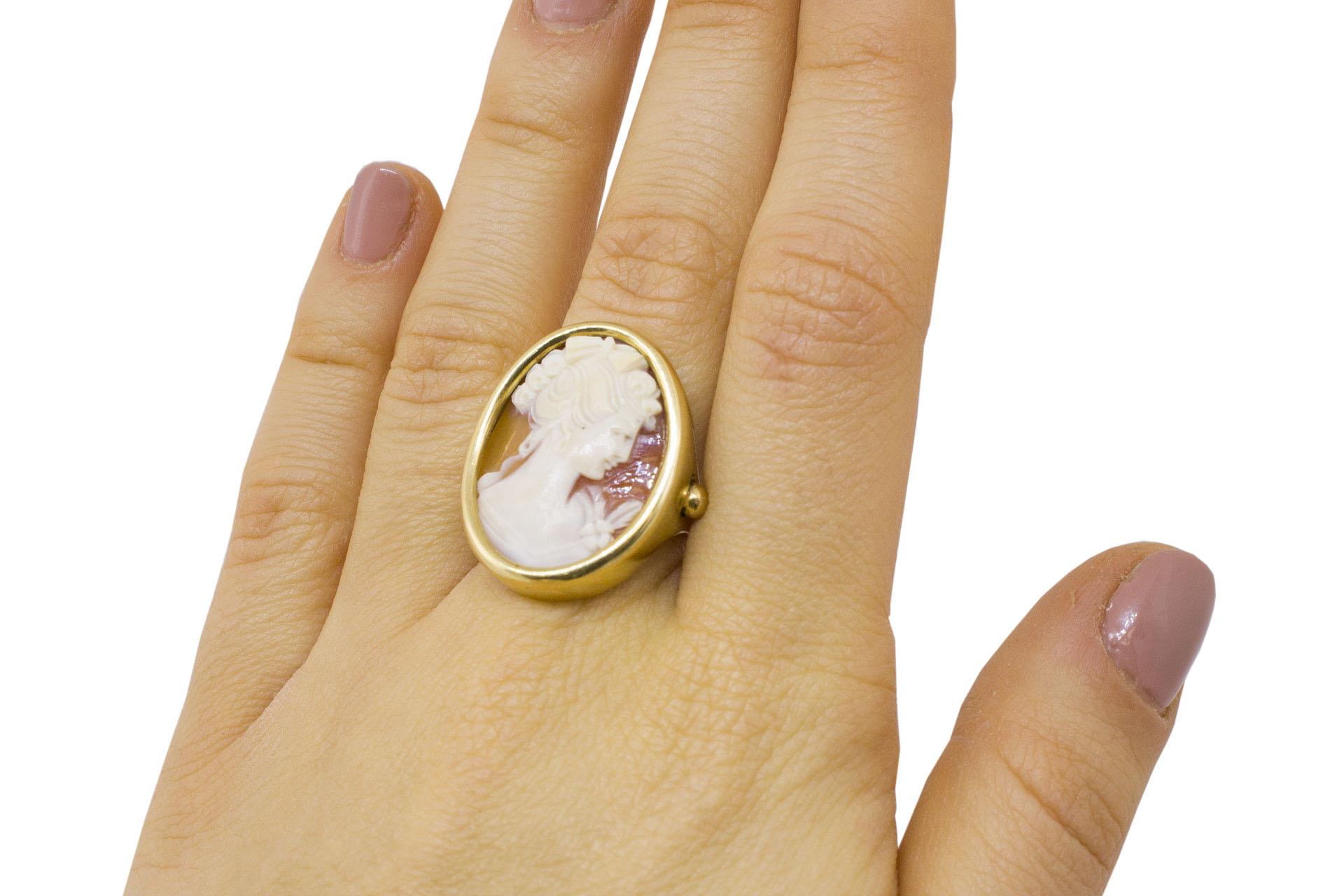 Engraved Cameo 18 kt Yellow Gold Ring 2