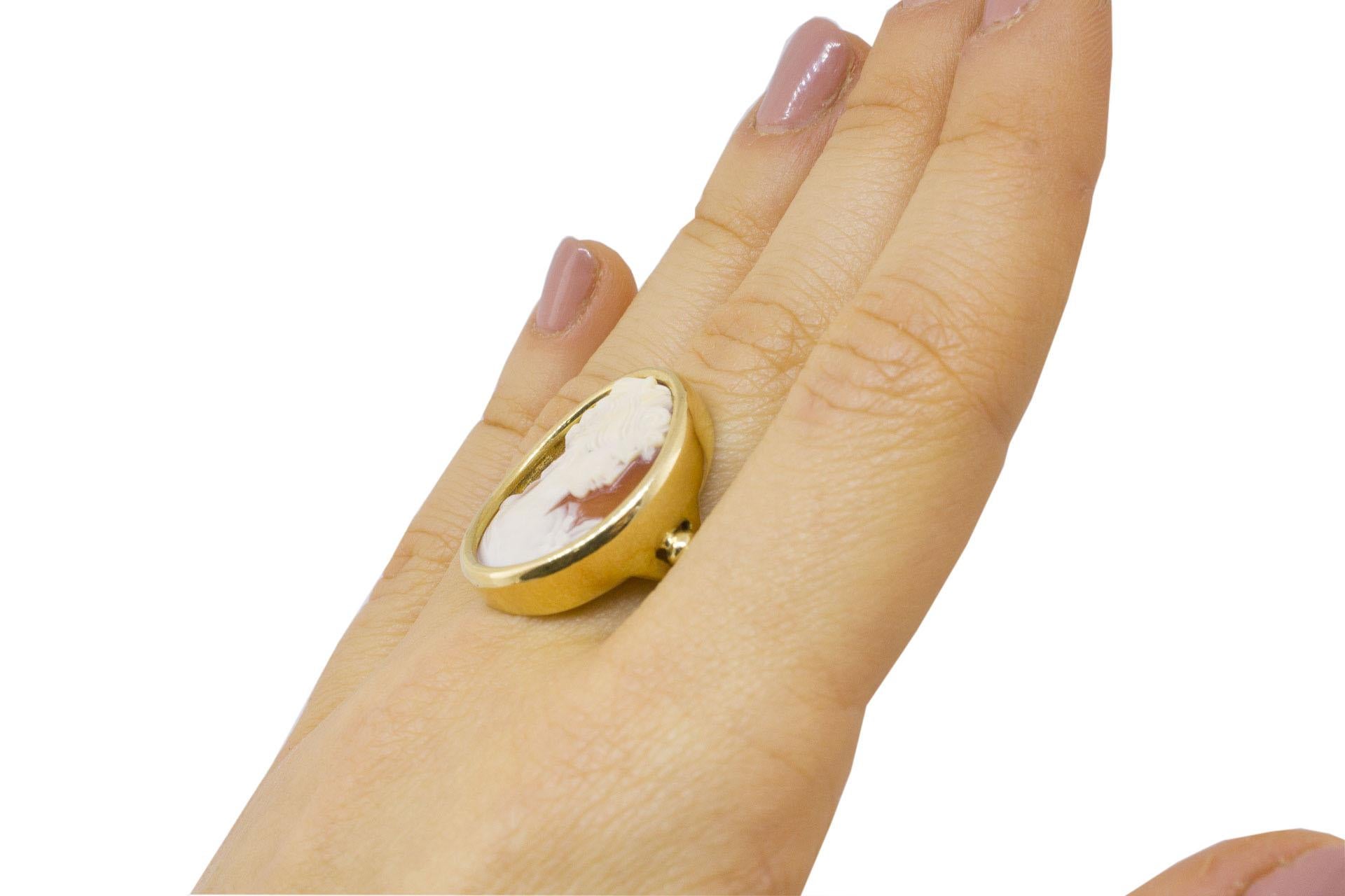 Engraved Cameo 18 kt Yellow Gold Ring 3