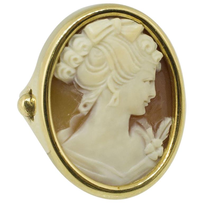 Engraved Cameo 18 kt Yellow Gold Ring