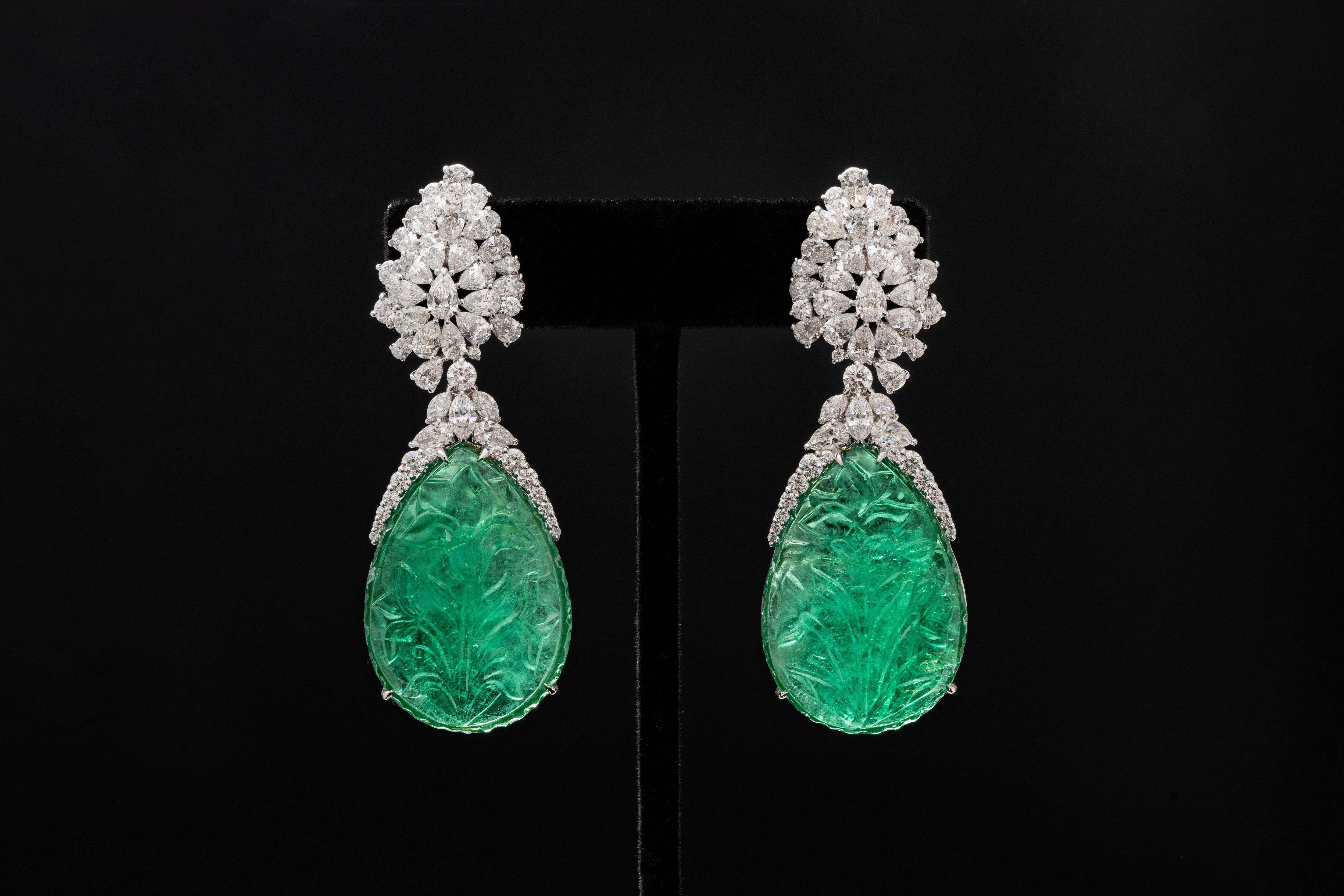 Con una coppia perfetta di smeraldi intagliati a forma di pera, rispettivamente del peso di 58,34 e 53,94 carati, montati in 18 carati e appesi a tutti i daimond a forma di pera. 
Dimensioni di 53,94ct: 35,86x25,53x8,20 mm
Dimensioni di 58,34ct: