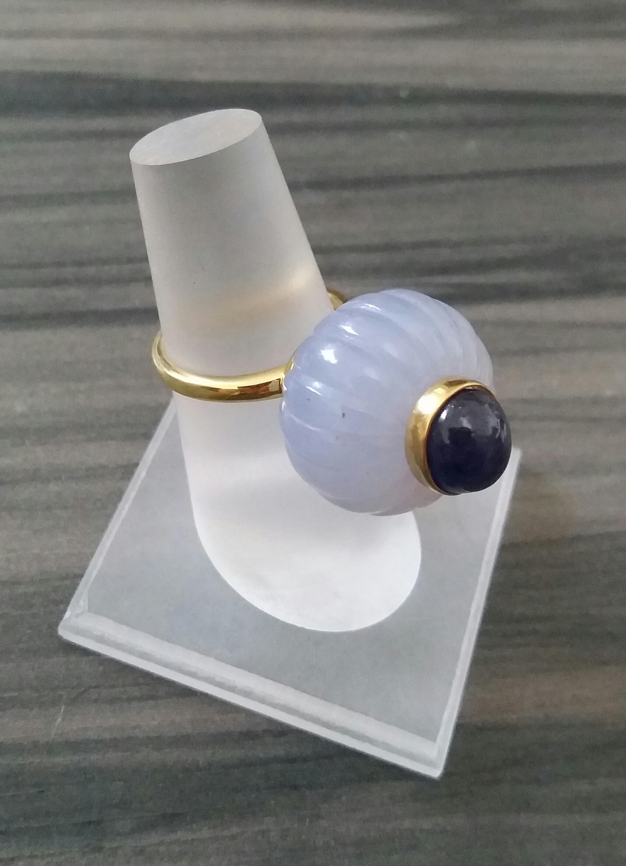 Engraved Chalcedony Blue Sapphire Cabochon 14 Karat Yellow Gold Cocktail Ring In Good Condition For Sale In Bangkok, TH