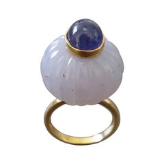 Bague cocktail en or jaune 14 carats avec cabochon de saphir bleu en calcédoine gravée