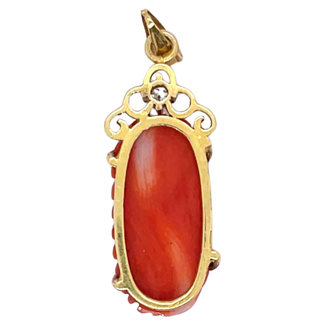 Realizzato in squisito corallo mediterraneo, questo ciondolo inciso è un pezzo di bellezza naturale senza tempo. 

Si ritiene che il corallo porti protezione, forza e prosperità, per cui è un'aggiunta significativa a qualsiasi collezione di