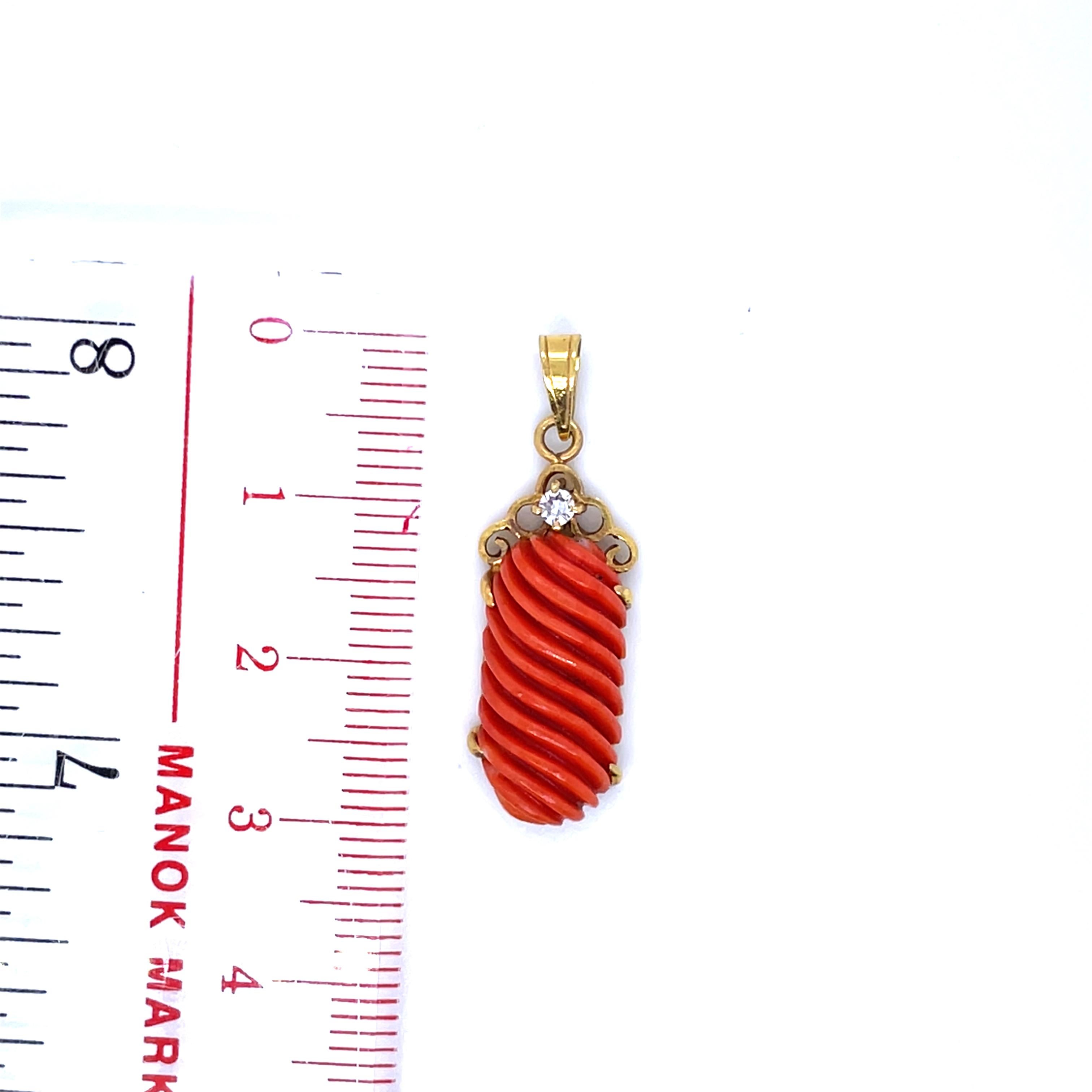 da uomo o donna Ciondolo di corallo inciso con piccoli diamanti in vendita