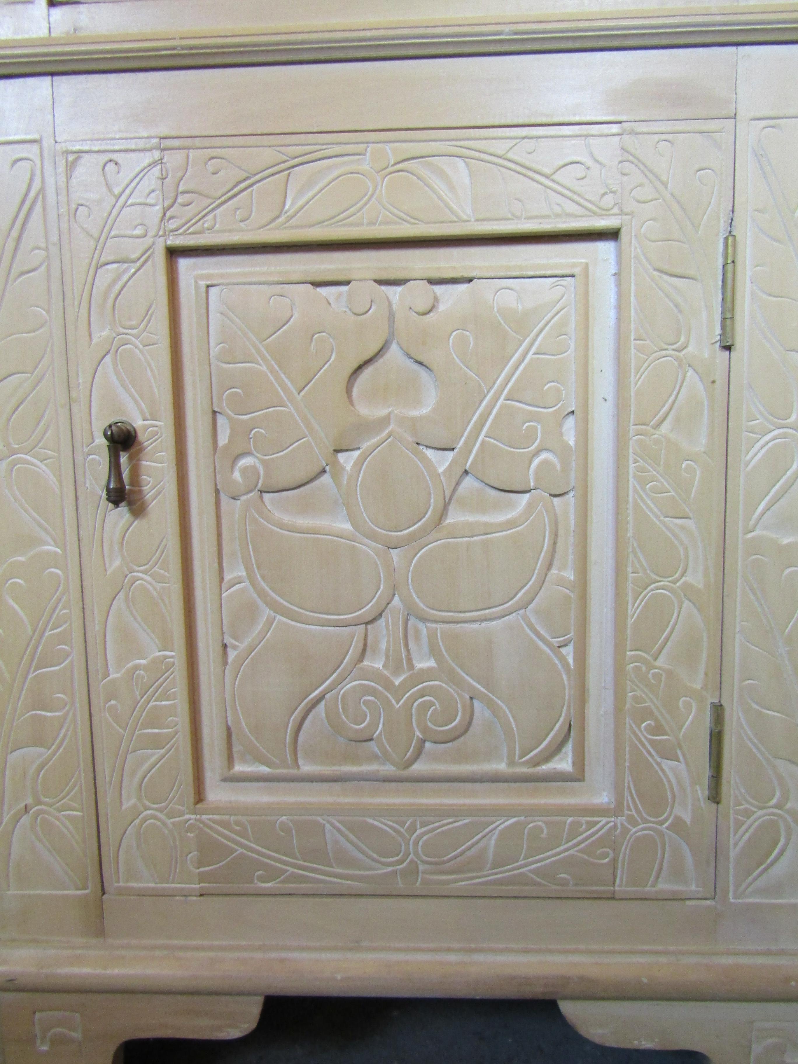 Legno Armadietto angolare inciso in vendita