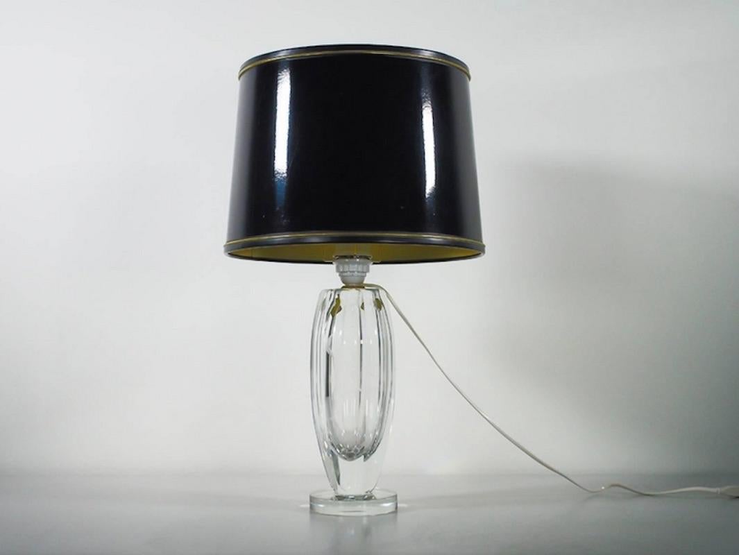 Stunning clear cristal table lamp, numbered 1569, designed by Elis Bergh for Kosta, Sweden in 1943. Glass engraved with Hermès / Mercury figure. Black lacquered screen.