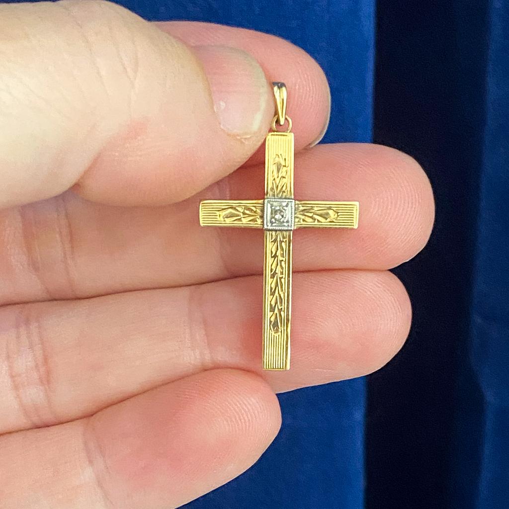 Cette croix gravée de façon complexe est parfaite pour la personne dont vous appréciez les nombreuses subtilités ! Un diamant rond trône au centre de la croix, brillant comme l'esprit de votre destinataire, serti dans de l'or blanc et pesant 0,02