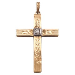 Pendentif religieux chrétien en or bicolore 14 carats avec croix gravée et diamant 0,02 carat