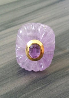 Anillo de cóctel de oro con amatista natural tallada en forma de cojín y amatista ovalada facetada