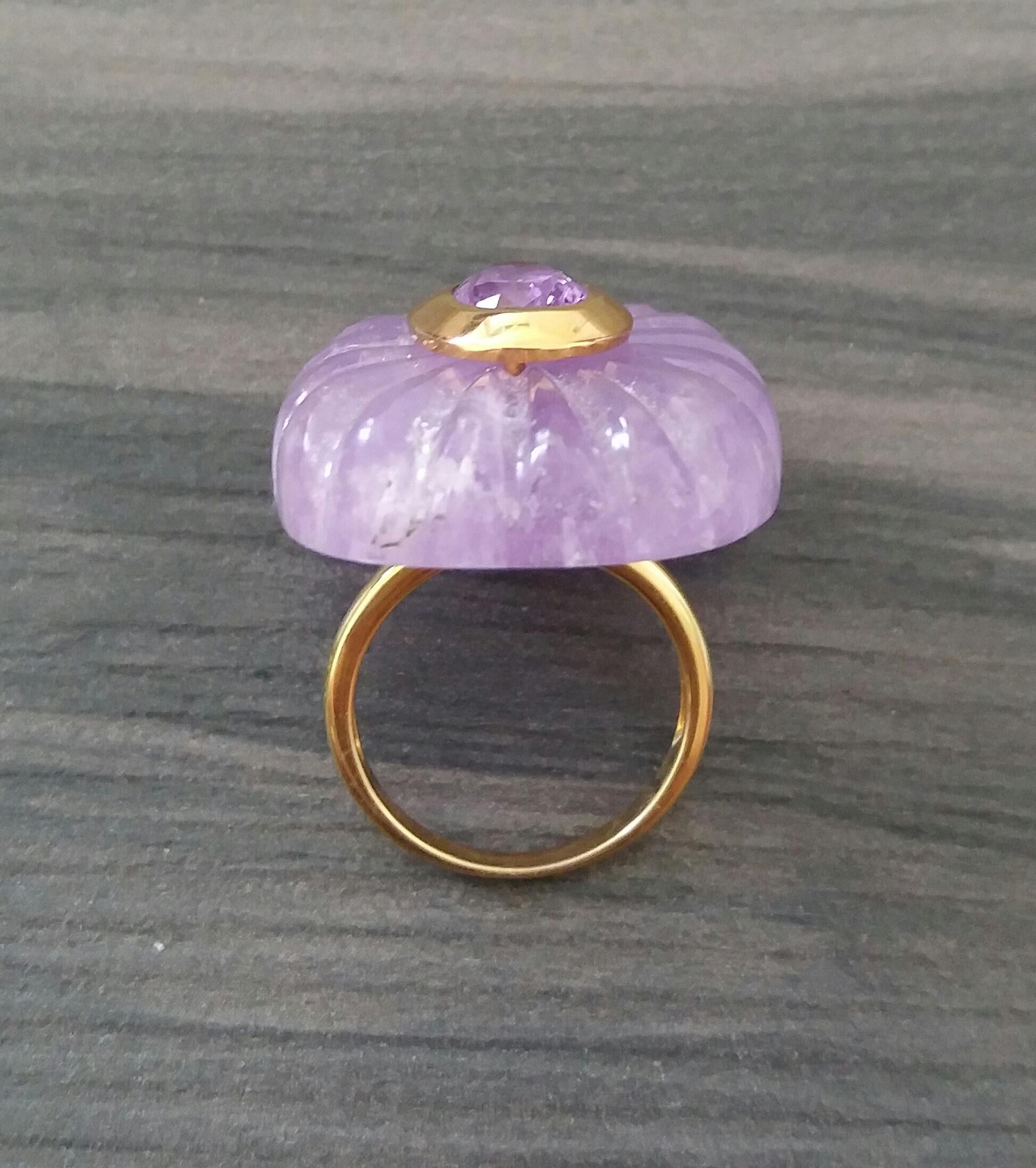 Engraved Cushion Shape Natural Amethyst Faceted Oval Amethyst Gold Cocktail Ring In Good Condition For Sale In Bangkok, TH
