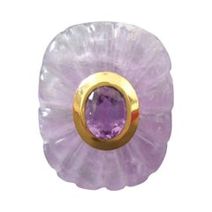 Anillo de cóctel de oro con amatista natural tallada en forma de cojín y amatista ovalada facetada