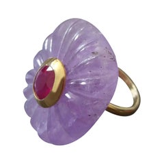 Anillo de cóctel de oro grabado en forma de cojín de amatista natural facetada y ovalada de rubí