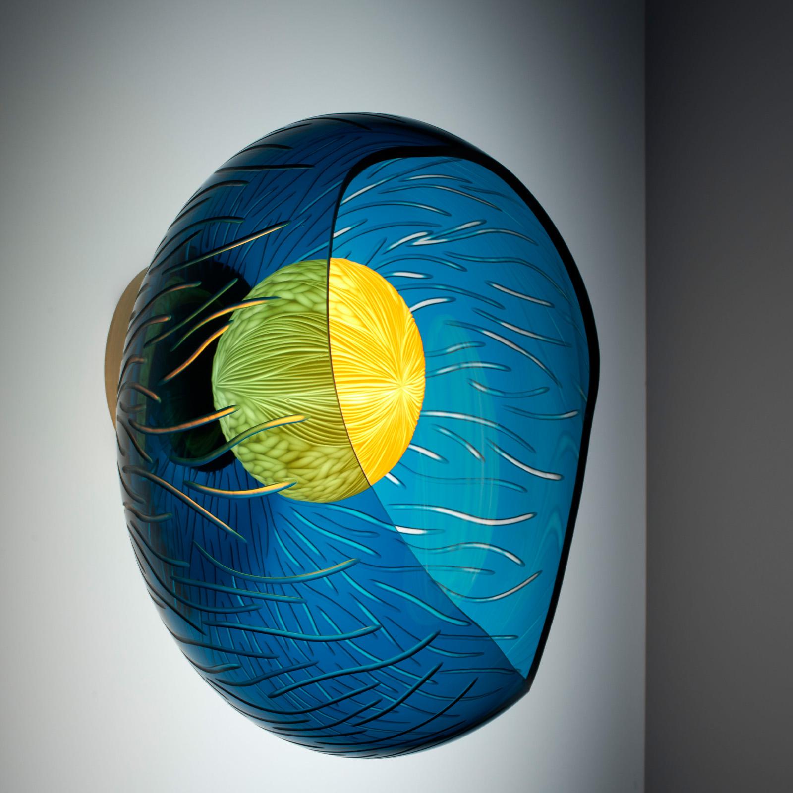 Engraved dark blue blown glass, porcelain and brass sconce by Vezzini & Chen In New Condition For Sale In Milan, IT