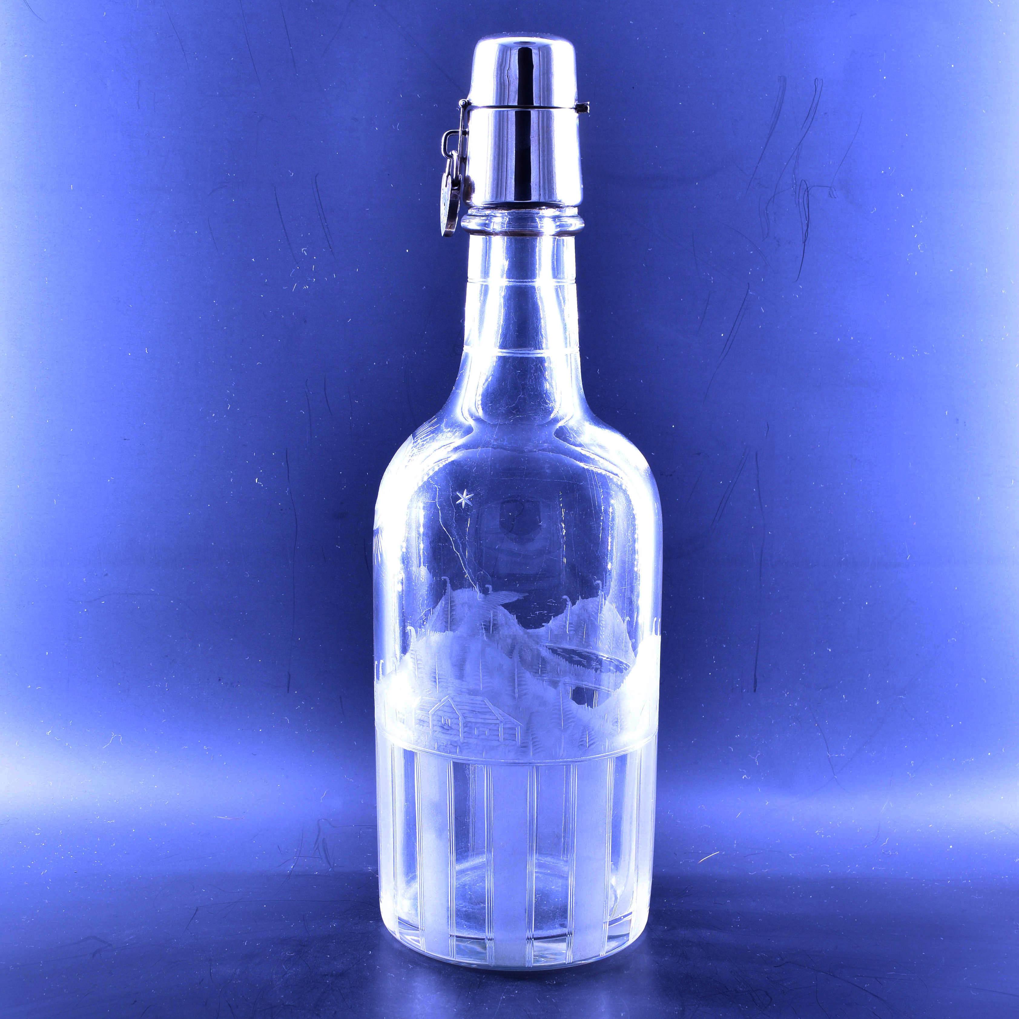 Gravé Carafe gravée en forme de bouteille. TG Hawkes & Co., ca 1930 en vente