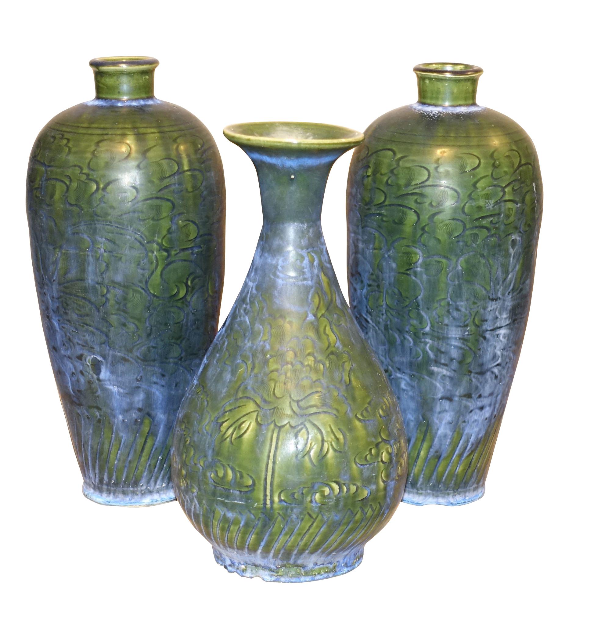 Contemporary Chinese dark blue and green glazed vase with engraved decorative detail.
Classic shape
Sits nicely with S5072.
     