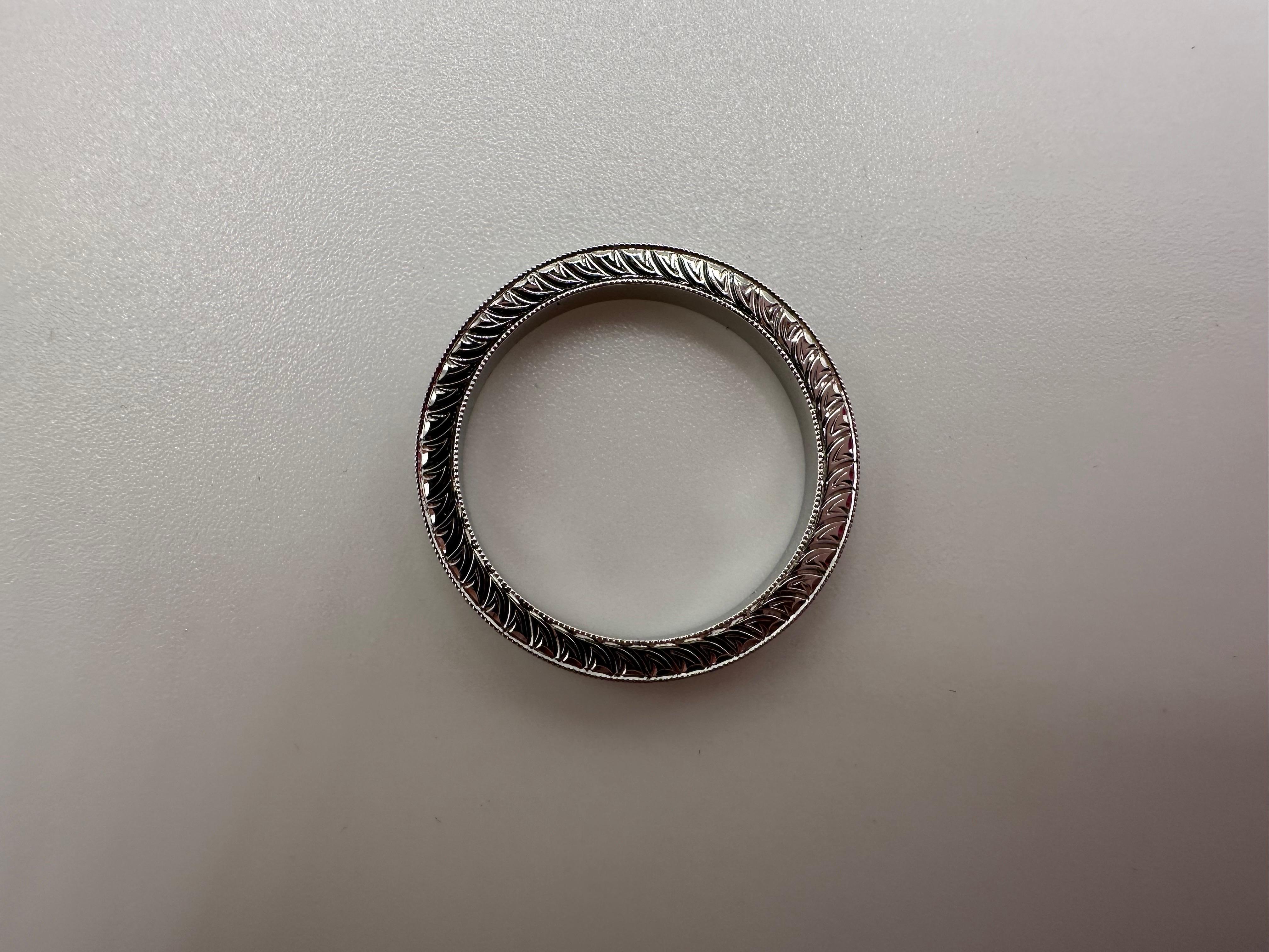 Una fede nuziale senza eguali, con incisione a mano sui lati eternità e 1 carato di diamanti VS di colore F in oro bianco 18KT!

*L'articolo verrà fornito con una bella confezione e un certificato di autenticità del laboratorio a tuo nome. 

**Tutti