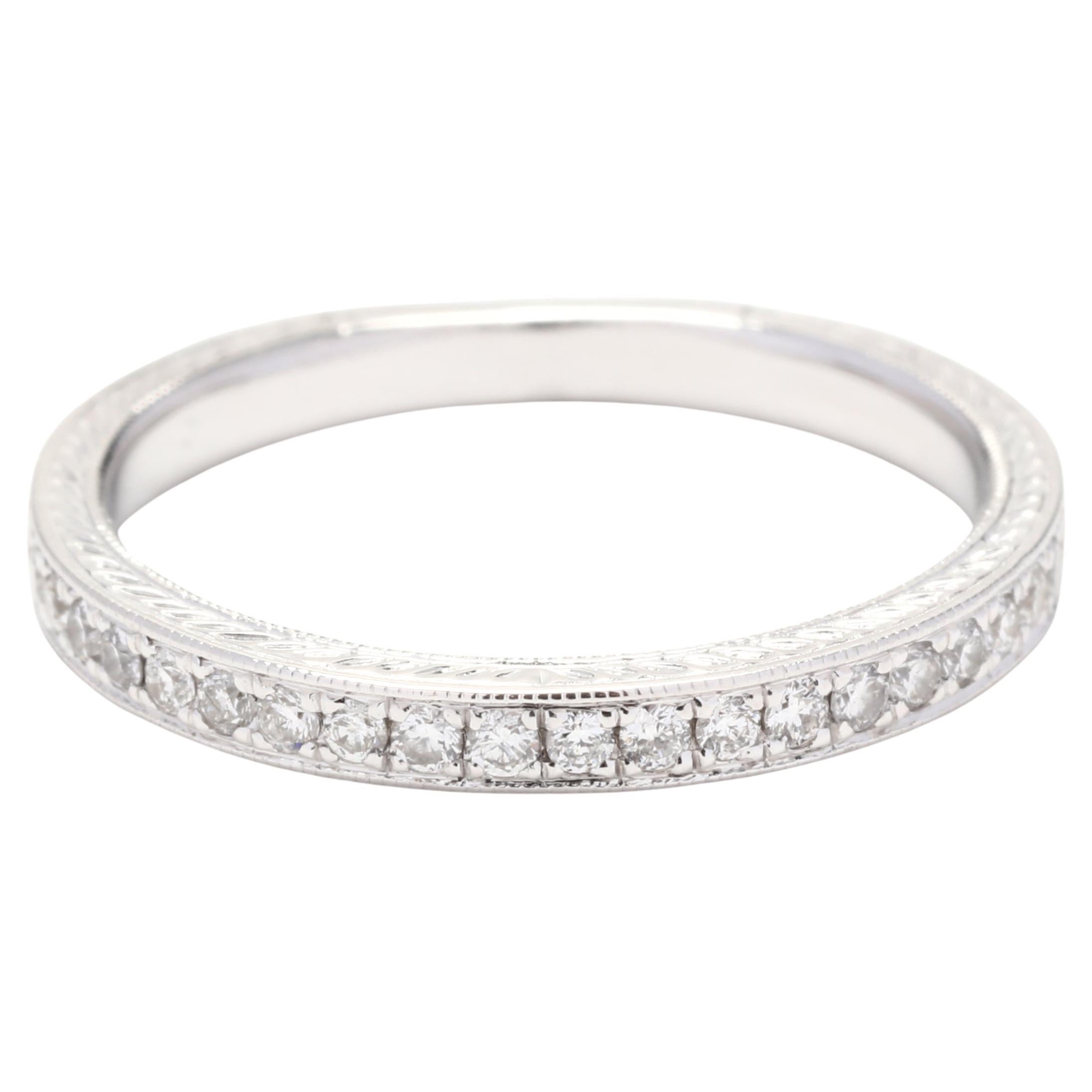 Gravierter Diamant-Hochzeitsring, 14K Weißgold, Ring Größe 6,25, stapelbarer Diamant im Angebot