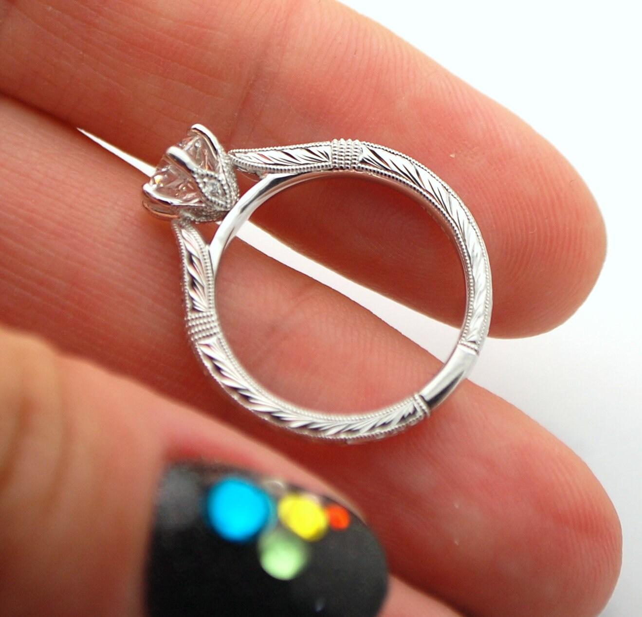 Quelle fantastique bague en diamant avec 100% de gravure à la main, ce qui est très rare car la plupart utilisent la conception par ordinateur, etc. Cette bague est gravée à la main et est une bague très artistique que l'on ne trouve pas facilement.