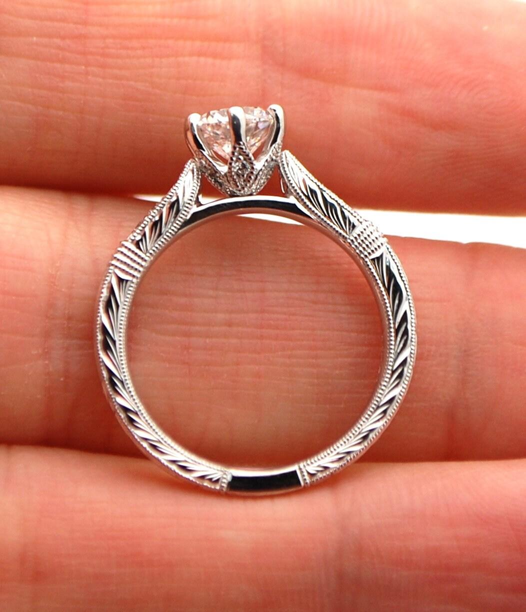 Taille brillant Bague de fiançailles gravée en platine avec diamant 1 carat VS2 F certifié GIA en vente