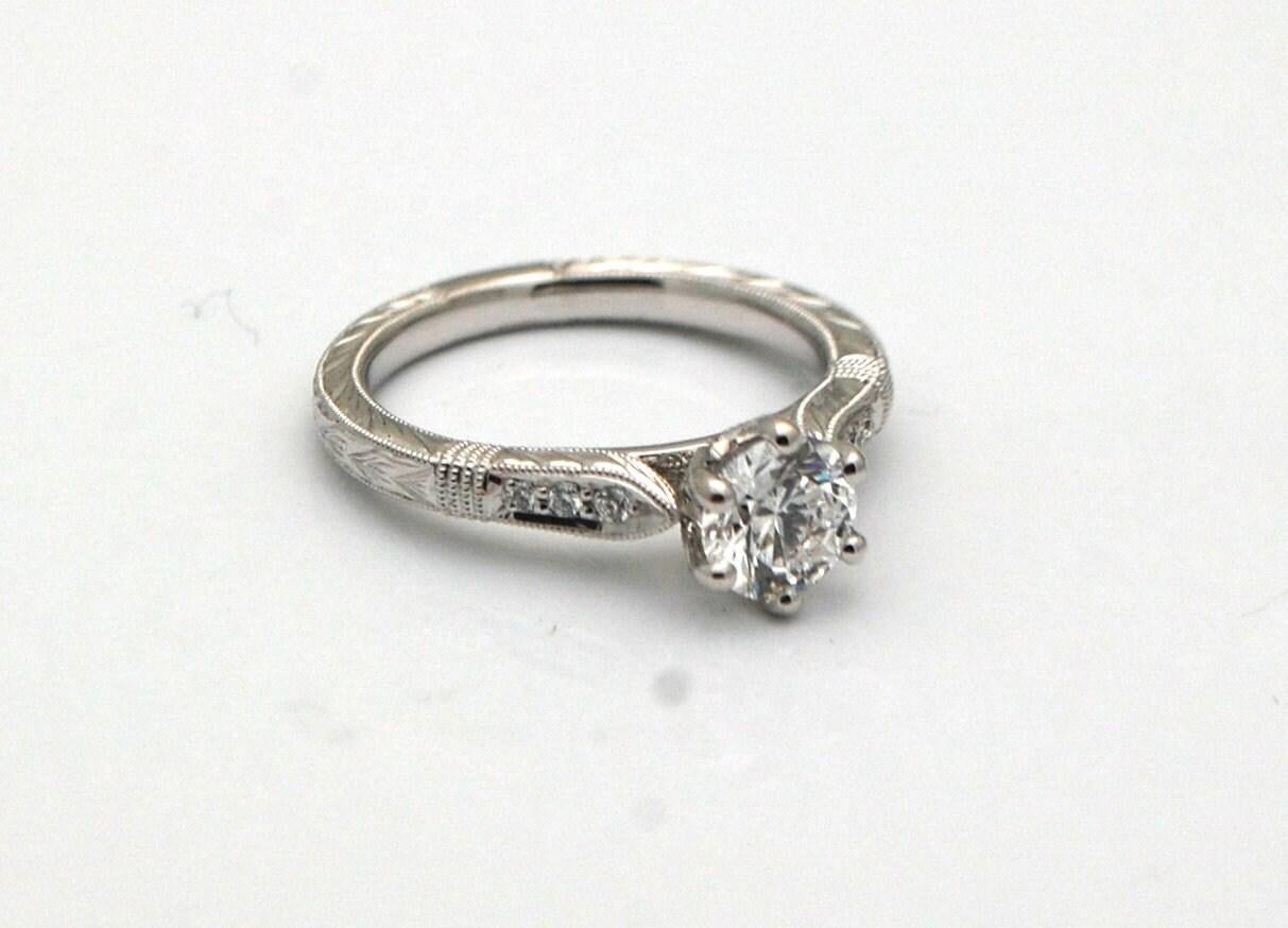 Bague de fiançailles gravée en platine avec diamant 1 carat VS2 F certifié GIA Neuf - En vente à Boca Raton, FL