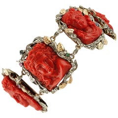 Volti incisi su corallo rosso, diamanti, rubini, zaffiri, oro/argento  Bracciale