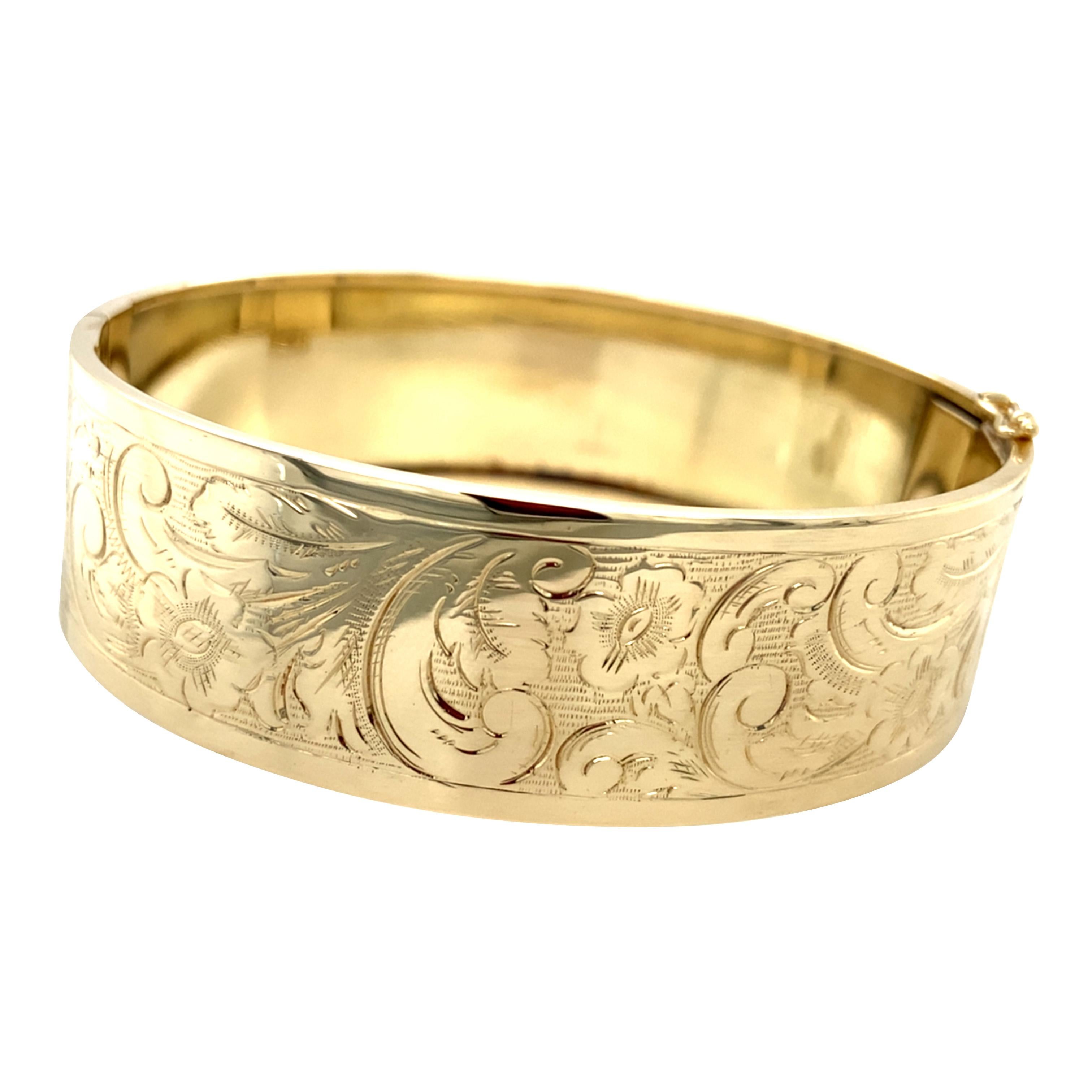 Ce bracelet large est en or massif et présente des motifs floraux gravés à la main sur l'ensemble du bracelet. Aucun espace n'est laissé sans ornement dans ce charmant bracelet en or vintage. 

Mesurant 20,3 mm de large, ce bracelet apportera