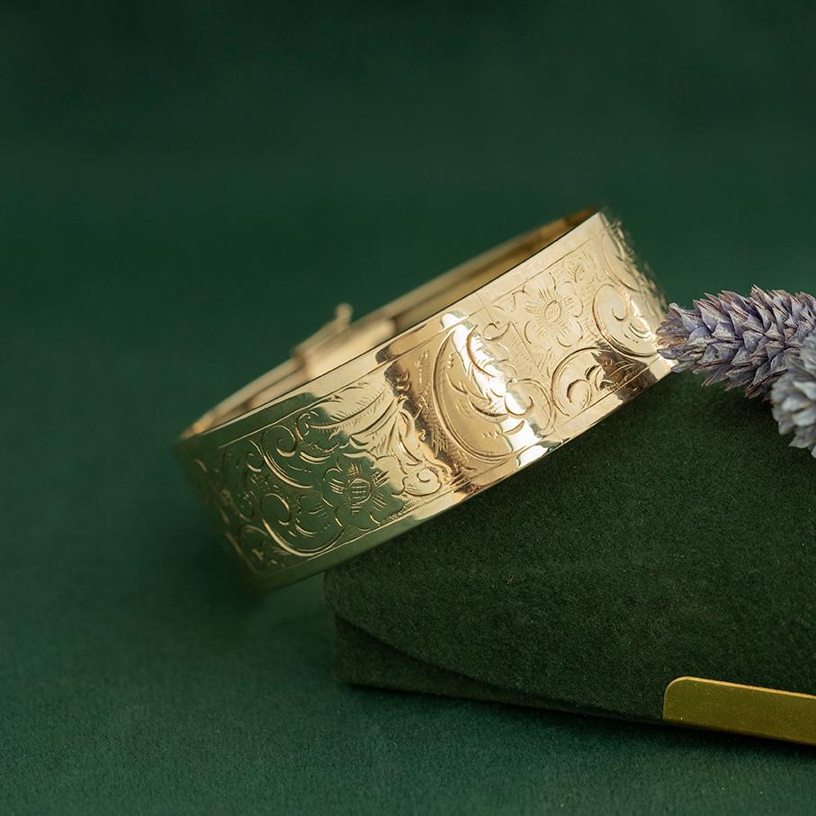 Bracelet large en or massif gravé de fleurs, 14K Or 35 Grammes en vente 1