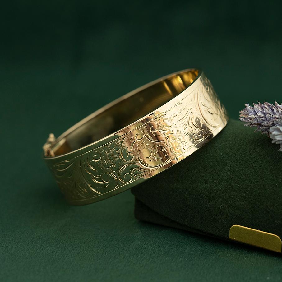 Bracelet large en or massif gravé de fleurs, 14K Or 35 Grammes en vente 4