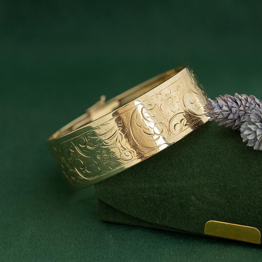Bracelet large en or massif gravé de fleurs, 14K Or 35 Grammes en vente 5
