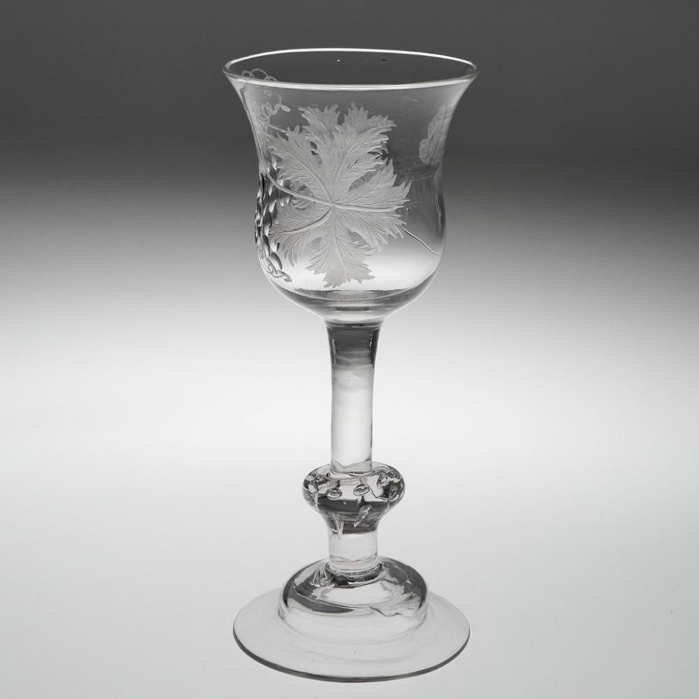 Graviertes georgianisches Balustroiden-Weinglas, um 1740 (George II.) im Angebot