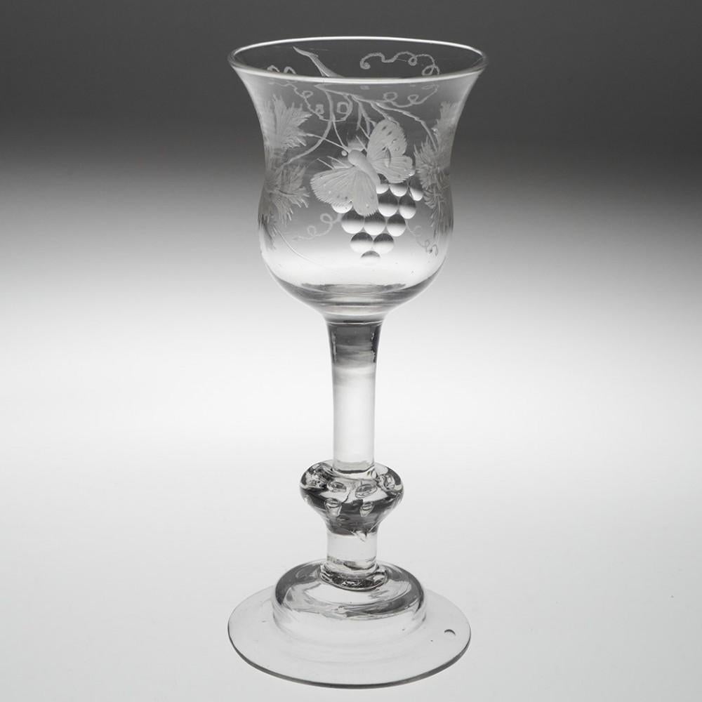 Graviertes georgianisches Balustroiden-Weinglas, um 1740 (Englisch) im Angebot