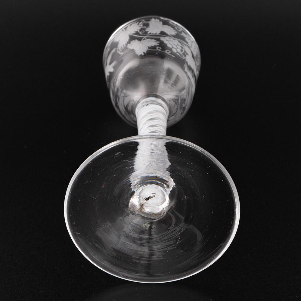Graviertes georgianisches Weinglas mit opakem Twist Stem um 1760 im Angebot 3