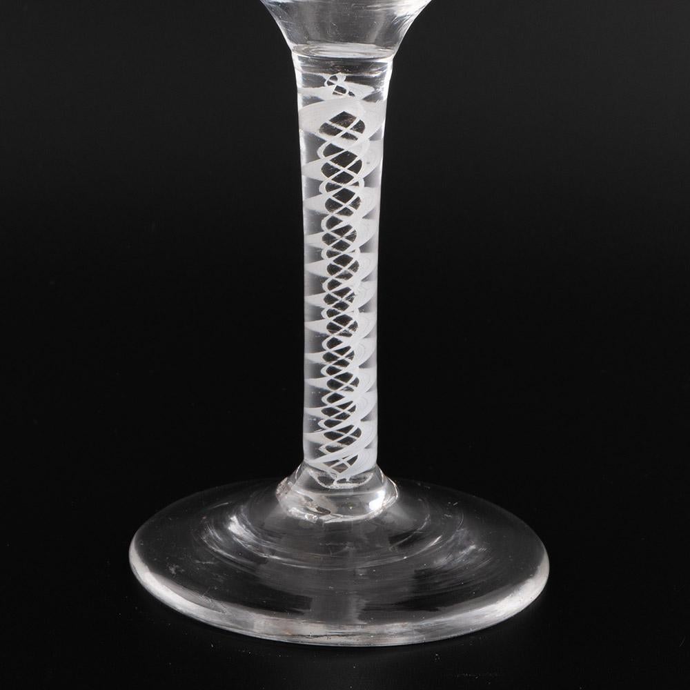Graviertes georgianisches Weinglas mit opakem Twist Stem um 1760 (Georgian) im Angebot