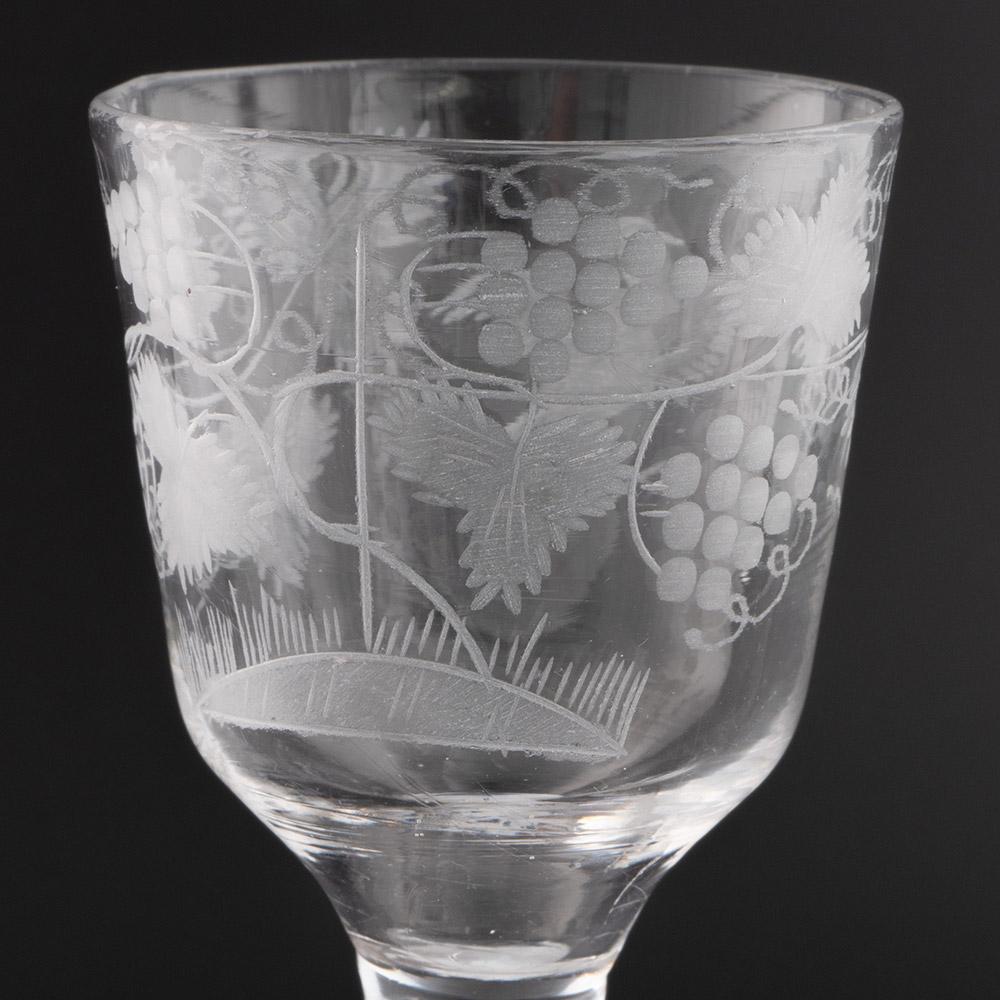 Graviertes georgianisches Weinglas mit opakem Twist Stem um 1760 im Zustand „Gut“ im Angebot in Tunbridge Wells, GB