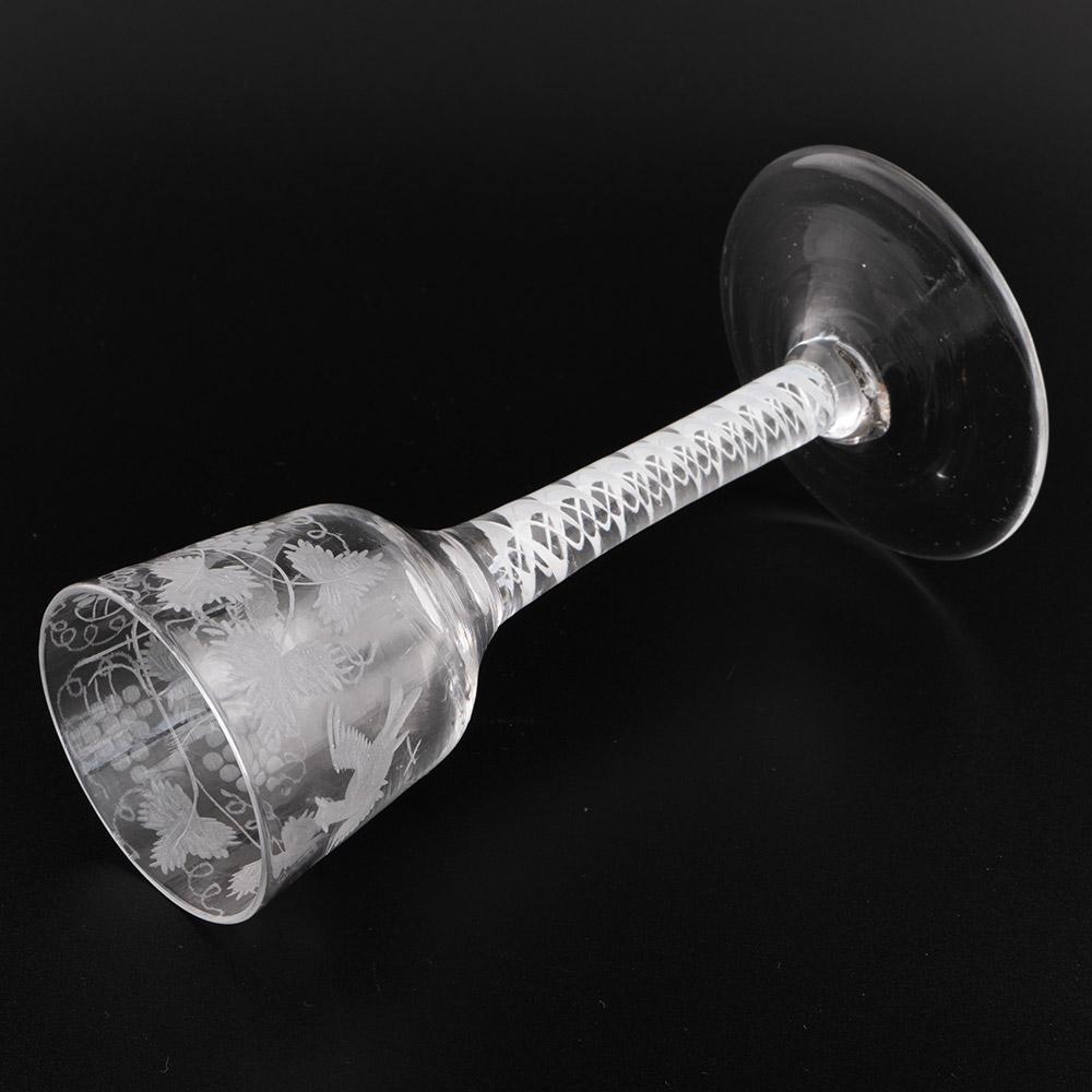 Graviertes georgianisches Weinglas mit opakem Twist Stem um 1760 (Glas) im Angebot