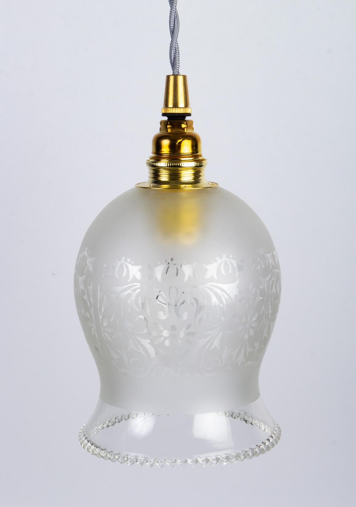 Engraved glass hanging lamp, early 20th century.
Measures: H 18 cm, D 11 cm.