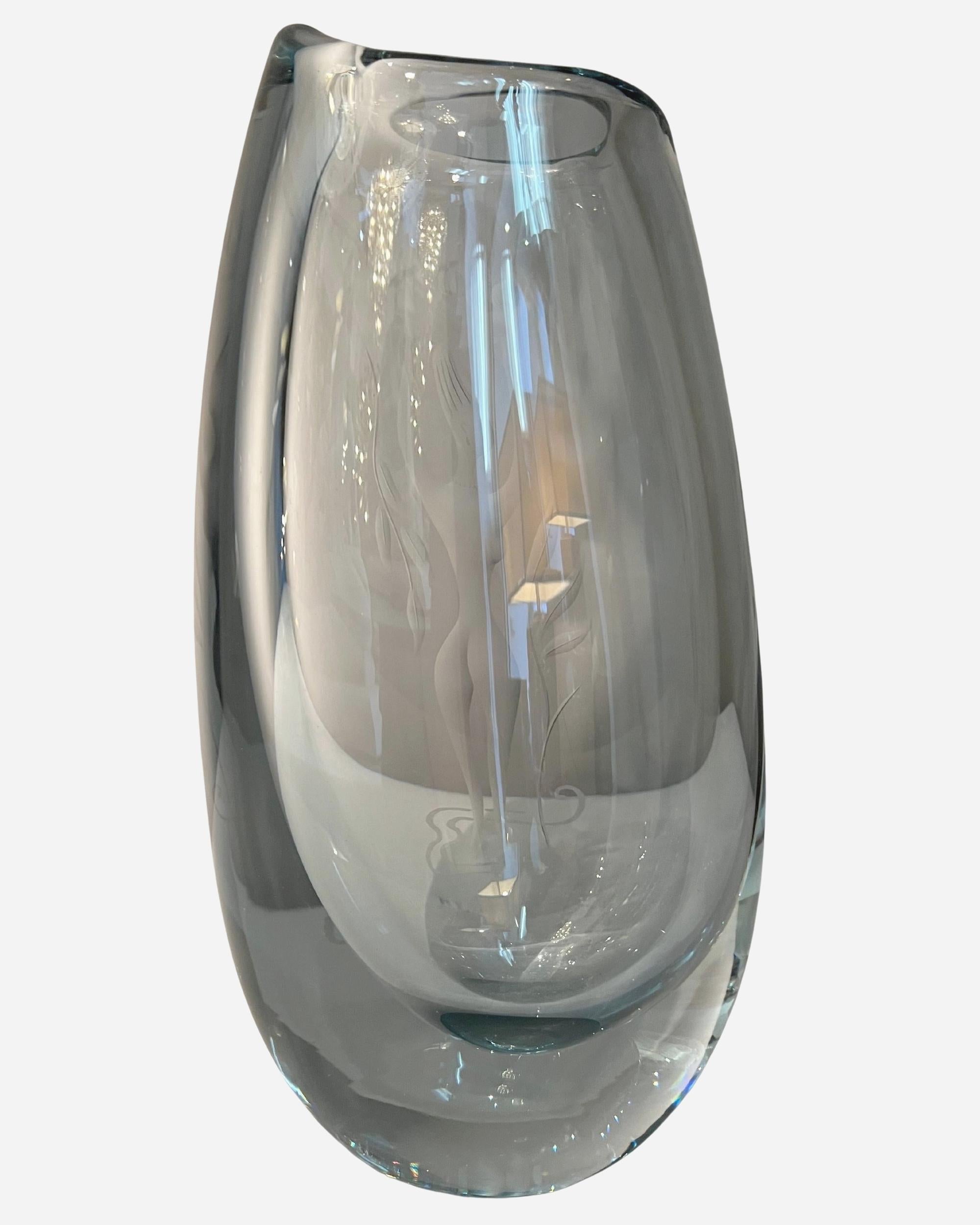Grand vase en verre épais légèrement bleuté, gravé à la roue d'une femme tenant une corbeille de fruits. Attribué à Orrefors. Non signée.

Histoire

La philosophie du design suédois, 