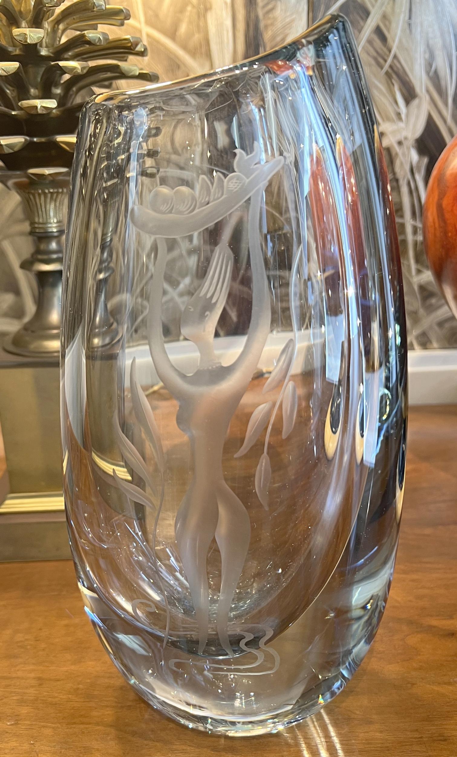 Milieu du XXe siècle Vase en verre gravé, Edition Orrefors, Suède, vers 1950 en vente