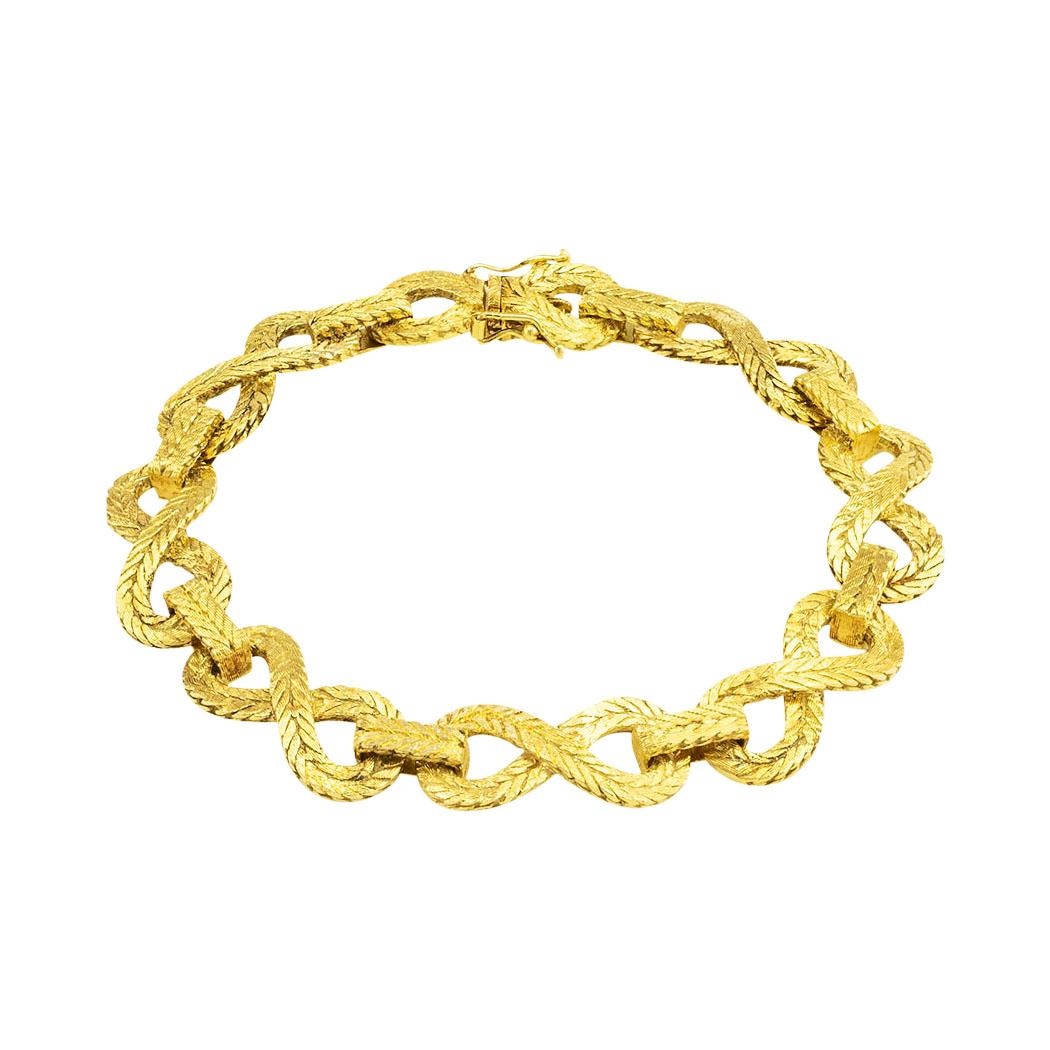 Engraved yellow gold link bracelet circa 1970. *

ABOUT THIS ITEM:  #B-DJ829E. Scroll down for specifications.  The design comprises a course of figure eight or infinity-shaped links with rectangular connectors.  It is entirely engraved on the