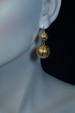 Antike Kugelohrringe aus hochkarätigem Gold mit Gravur, um 1840
