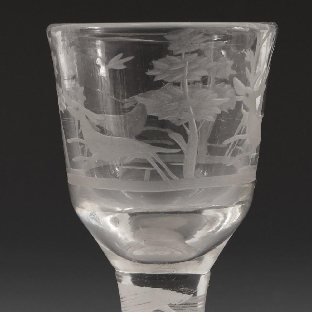 Kurzes graviertes, undurchsichtiges Weinglas mit Jagdszenen, Opaque Twist, um 1760 (George II.) im Angebot