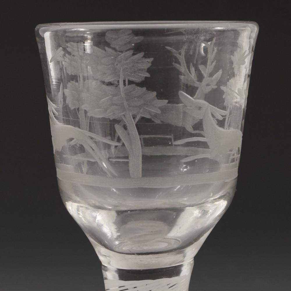 Kurzes graviertes, undurchsichtiges Weinglas mit Jagdszenen, Opaque Twist, um 1760 (Britisch) im Angebot